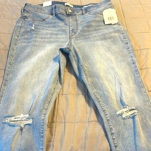 NWT Never worn distressed high rise pull-on skinny crop jeans. Wonderly size 12R